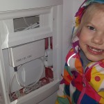 Lena testuje skrzynkę multimedialną i światełko w światłowodzie